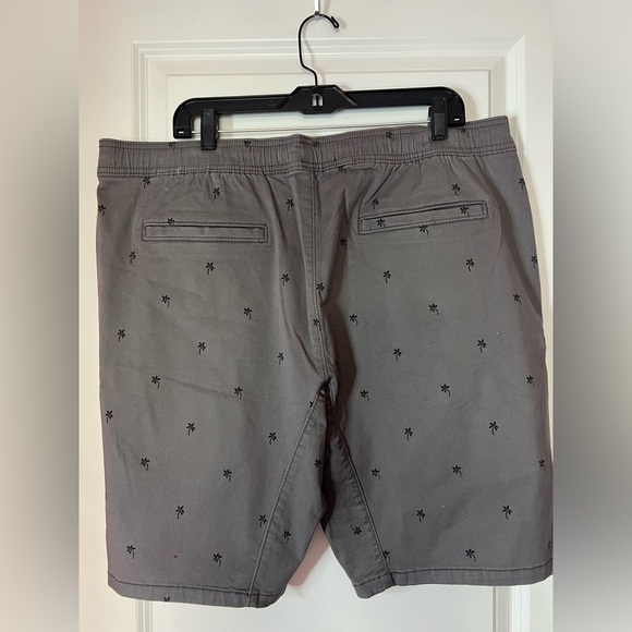 ✅NEW Gray Shorts with Palm Tree Print - Picture 3 of 6